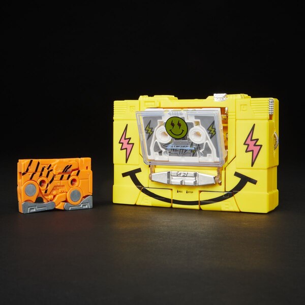 Transformers Collaborative J. Balvintron NTWRK Exclusive Yellow Soundwave  (10 of 13)